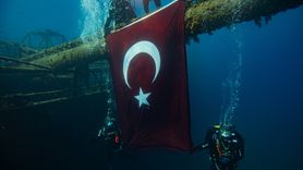 İzmir'de Dalgıç Polislerden Cumhuriyet Bayramı Kutlaması