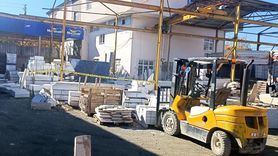 Kars'ta İş Yeri Sahibinin Üzerine Mermer Tabla Düştü