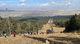 Kars'ta Öğrenciler Kayak Pistlerinde Temizlik Yaparak Doğayı Koruyor