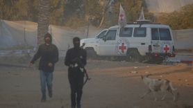 Kassam Tugayları, İki İsrailli Esirin Cesedini Kızılhaç'a Teslim Etti