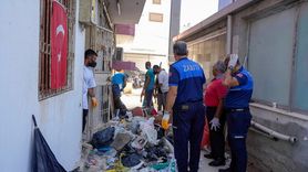 Mersin'de Bir Evden 10 Kamyon Çöp Çıkarıldı