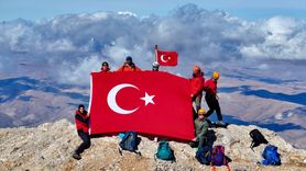 Niğde'de Dağcılar Cumhuriyet Bayramı'nda Emler Zirvesi'ne Tırmandı