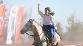 Şanlıurfa'da Depremzede Gençlere Moral İçin Atlı Gösteri Düzenlendi