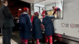 Türk Kızılay, Sındırgı'da Depremzedelere Beslenme Yardımı Yapıyor