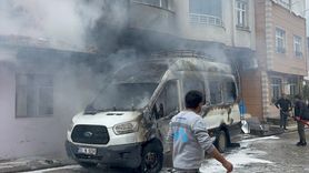 Vezirköprü'de Park Halindeki Minibüste Yangın Çıktı