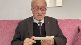 85 yaşındaki Mustafa Koç, Öğretmenler Günü'ne İlk Gün Heyecanıyla Hazırlanıyor