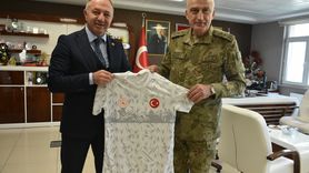 9’uncu Kolordu Komutanı Tümgeneral Osman Akyıldız, Erzurum Gençlik ve Spor İl Müdürlüğü’nü Ziyaret Etti