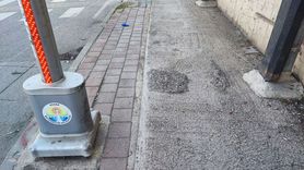 Adana'da engelli rampası reklam direği ve beton nedeniyle kullanılamaz hale geldi