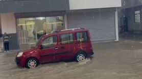 Adana’da Kısa Süreli Yağış Yolları Nehre Çevirdi