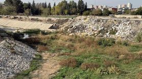 Adana'da kuruyan Sarıçam Deresi moloz döküm sahasına döndü