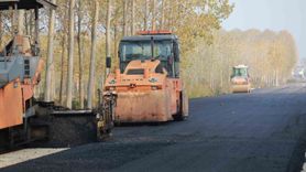 Akyazı’da Yahyalı Bağlantı Yolu’nda Asfalt Çalışmaları Tam Gaz