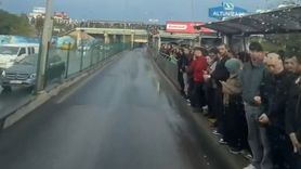 Altunizade metrobüs kuyruğunda yağmur altında bekleyiş