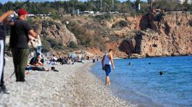 Antalya'da kasım ortasında yaz havası: Konyaaltı sahili doldu