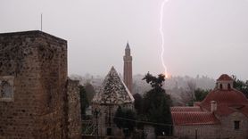 Antalya'da şiddetli sağanak, dolu ve yıldırımlar