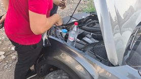 Arsuz’da kaputa sıkışan yavru kedi itfaiye tarafından kurtarıldı