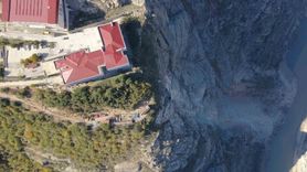 Artvin'de Kaya Düşmesi Paniği: İki Lise Tahliye Edildi