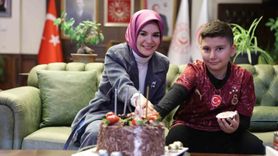 Bakan Göktaş, şehit Yüzbaşı Alper Kocaman’ın oğlunun doğum gününü Bakanlıkta kutladı