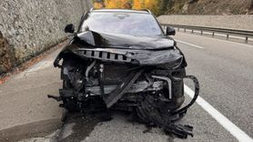 Bolu'da elektrikli otomobil istinat duvarına çarptı, araç ağır hasar aldı