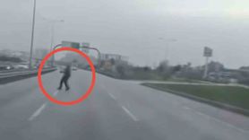 Bursa'da araçların arasından karşıya geçen kişi cep telefonuna yansıdı