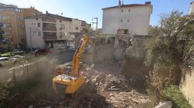 Çayırova'da Özgürlük Mahallesi'ndeki metruk bina yıkıldı