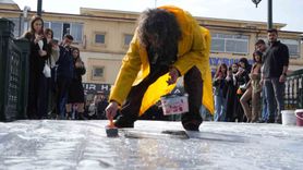 Çoruh’ta ‘Arınma’ performansı: Naylon ve suyla sembolik temizlik