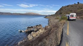 Elazığ'da Hazar Gölü'ne Devrilen Beton Mikseri