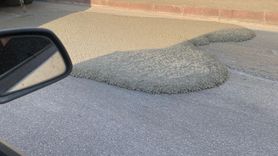 Elazığ'da mikserden taşan beton asfalt yola döküldü