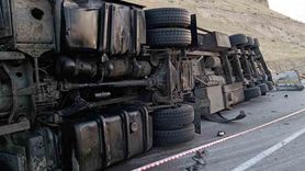 Erciş-Adilcevaz kara yolunda tır devrildi: 1 yaralı