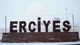 Erciyes’te kar yağışı: Dağ beyaza büründü, turizmciler sevindi