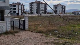 Eskişehir'de devrilen internet direği çevredeki kabloları tehlikeye attı