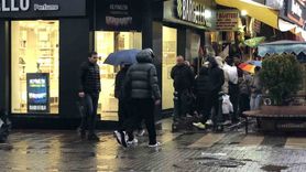 Eskişehir'de sağanak etkili oldu, vatandaşlar tentelere sığındı