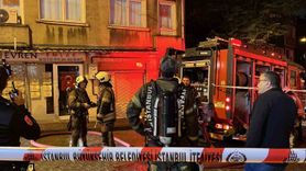 Fatih'te 3 Katlı Binanın Çatısında Korkutan Yangın