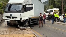 Fethiye’de freni patlayan kamyon öğrenci servisine çarptı