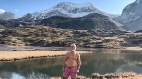 Giresunlu dağcı Arsiyan Yaylası'nda eksi 2 derecede gölde yüzdü