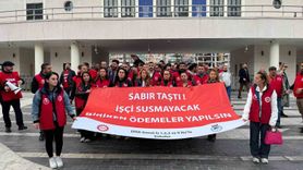 İzmir Büyükşehir önünde İZENERJİ, İZELMAN ve İZFAŞ işçilerinden oturma eylemi