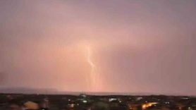 Karacabey'de Şimşekler Geceyi Aydınlattı