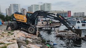 Karşıyaka sahilindeki izinsiz iskele ve platformlar yıkılıyor