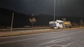 Kayseri'de rampadan inen tır makasladı, patatesler yola saçıldı