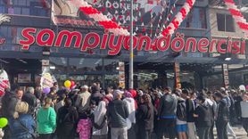 Keçiören'de açılışa özel 1 liraya tavuk döner ve ayran yoğun ilgi gördü