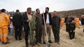 Kozan'da yangın bölgesinde dede ve torun 2 bin 500 fidan dikti