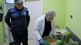 Kuşadası Belediyesi denetimlerini sıklaştırdı: Son kullanma tarihi geçmiş kimyasallar ve gıdalar imha edildi