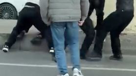 Maltepe E-5'te motorcular arasında kavga: Bostancı Köprüsü'nde kaskla vurma anı