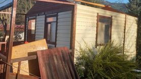 Menteşe'de gece fırtınası çatı ve cephelere zarar verdi