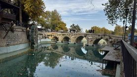 Meram'da hafta sonu: Tarihi Meram Köprüsü sonbahar renkleriyle doldu