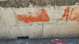 Misis Köprüsü'ne sprey boya ile yazılama: Tarihi köprü zarar gördü