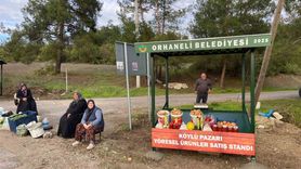 Orhaneli'de Köylülerin Ürünleri İçin Ana Yol Üstüne Satış Stantları Kuruldu