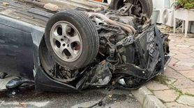 Serdivan'da taklalar atan otomobil alt sokağa düştü — sürücü burnu bile kanamadan kurtuldu