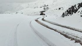 Siirt Pervari'de kar etkili oldu: araçlar yolda mahsur kaldı