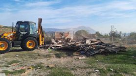 Söke Belediyesi kaçak keçi ağıllarını kaldırdı