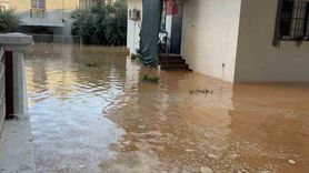 Tarsus'ta su borusu patladı: Sitelerin bahçeleri sular altında kaldı